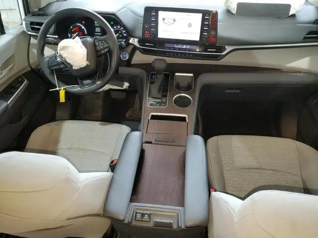 2022 TOYOTA SIENNA LE  