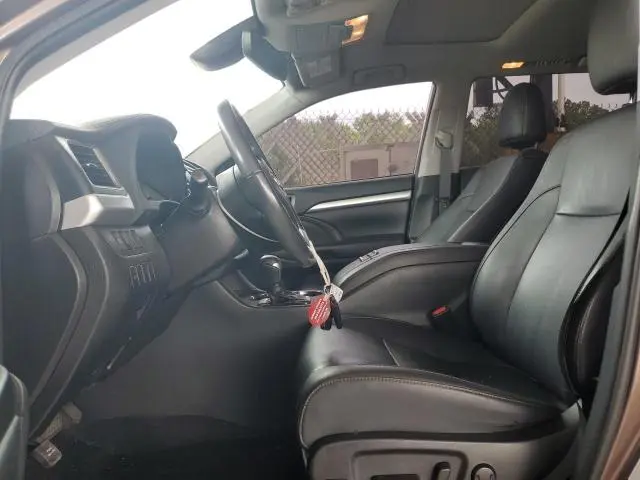 2019 TOYOTA HIGHLANDER SE  