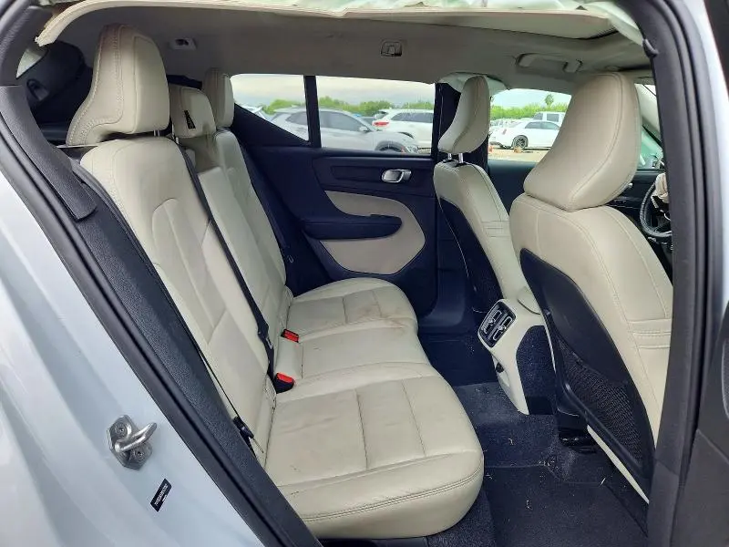 2021 VOLVO XC40 T5 MOMENTUM  
