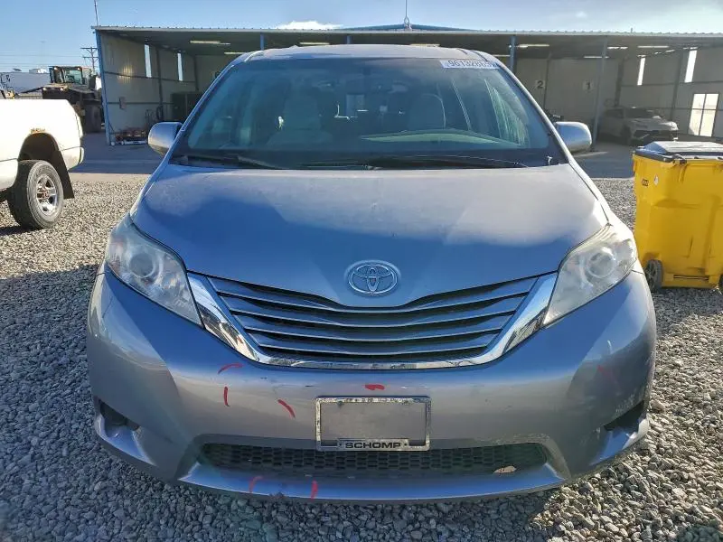 2017 TOYOTA SIENNA LE  