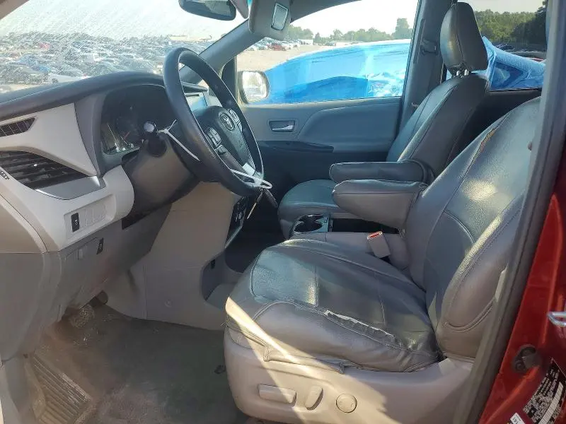 2017 TOYOTA SIENNA LE  