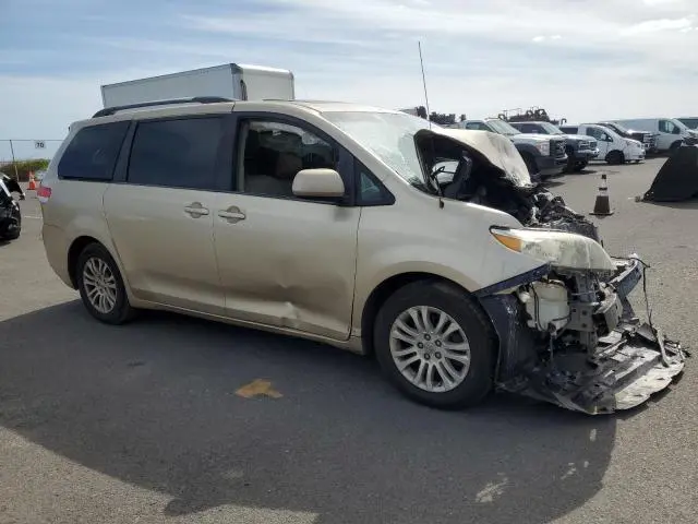 2013 TOYOTA SIENNA XLE  