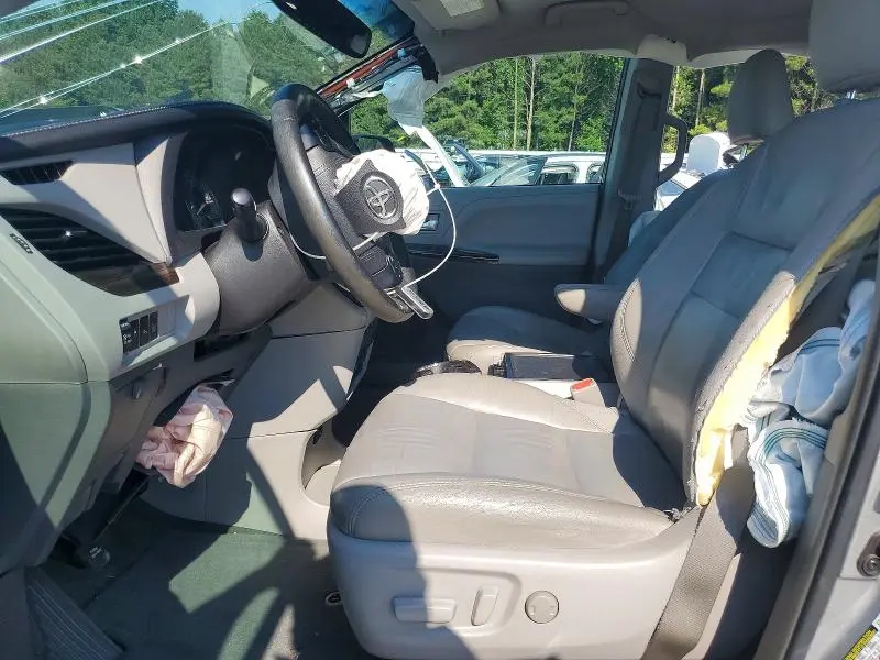 2017 TOYOTA SIENNA XLE PREMIUM 8-PASSENGER  