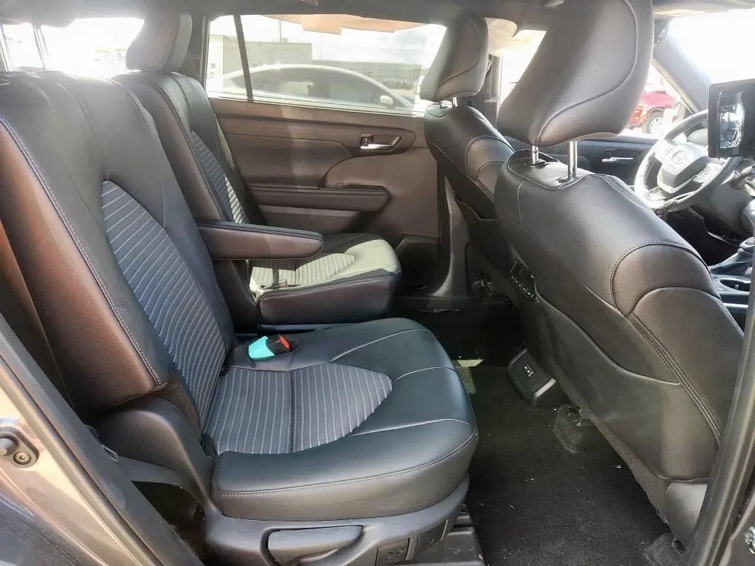 2024 TOYOTA HIGHLANDER LE  