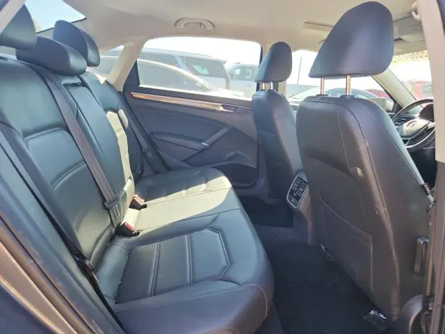 2017 VOLKSWAGEN PASSAT SE  