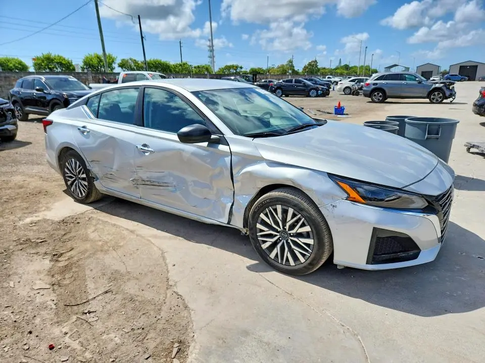 2025 NISSAN ALTIMA SV  
