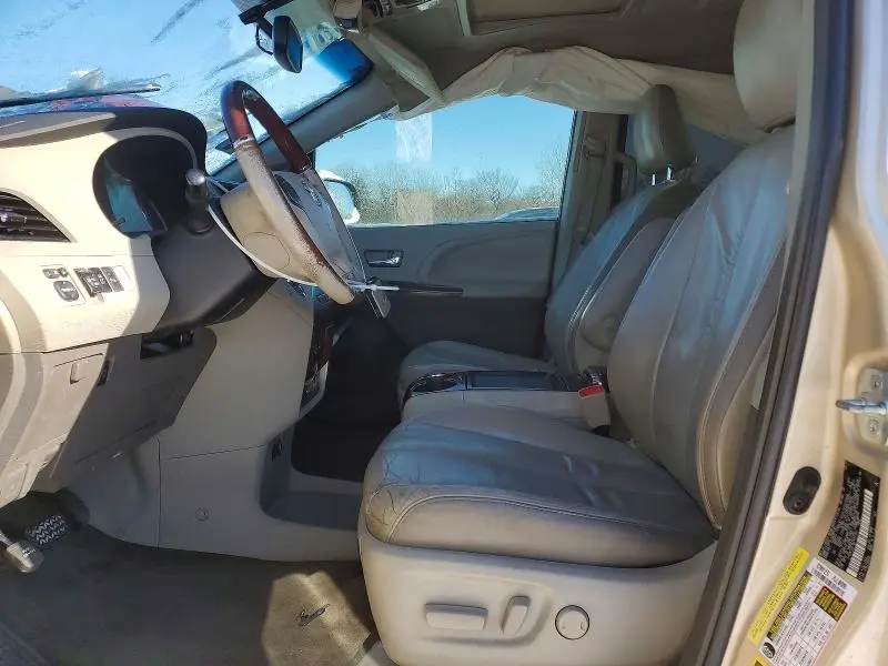 2011 TOYOTA SIENNA   