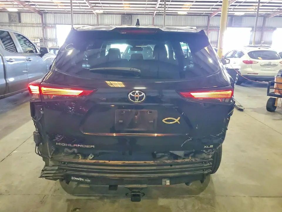 2021 TOYOTA HIGHLANDER XLE  