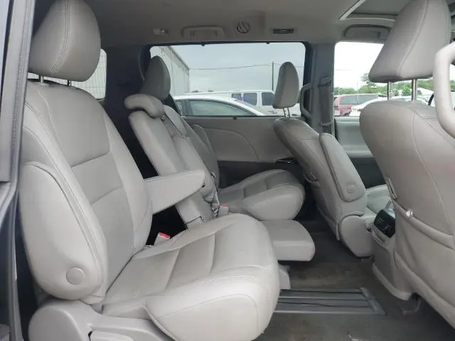 2019 TOYOTA SIENNA XLE  