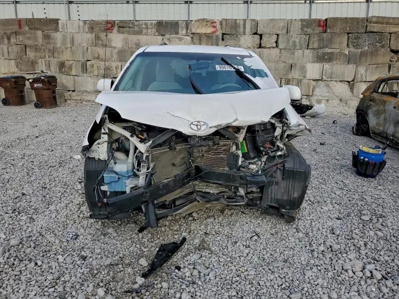 2014 TOYOTA SIENNA LE  