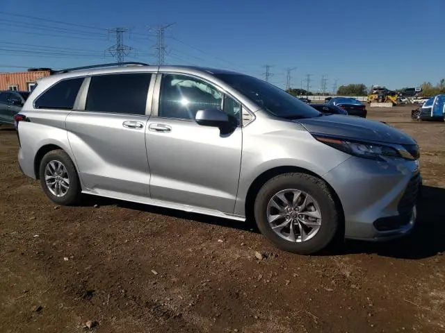 2022 TOYOTA SIENNA LE  