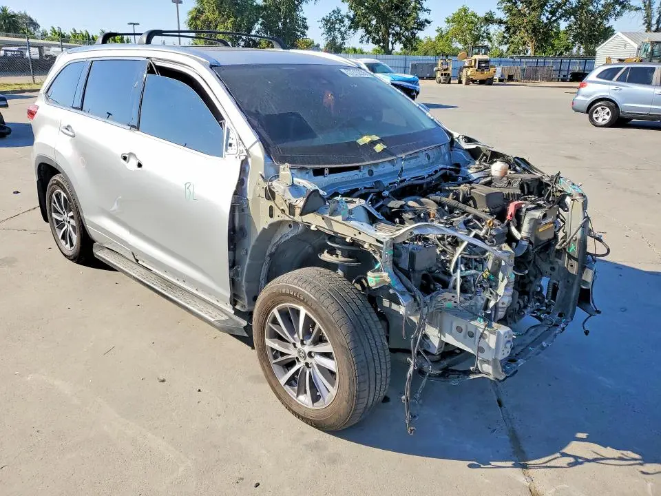 2017 TOYOTA HIGHLANDER XLE  