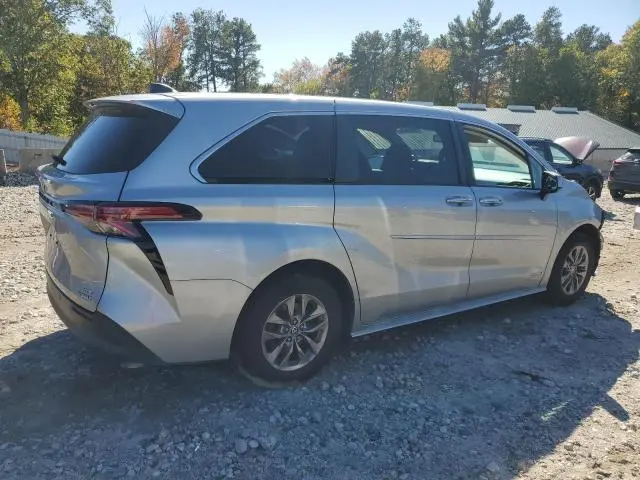 2021 TOYOTA SIENNA XLE  