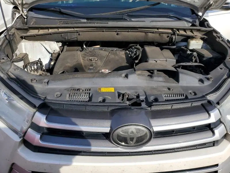 2018 TOYOTA HIGHLANDER SE  