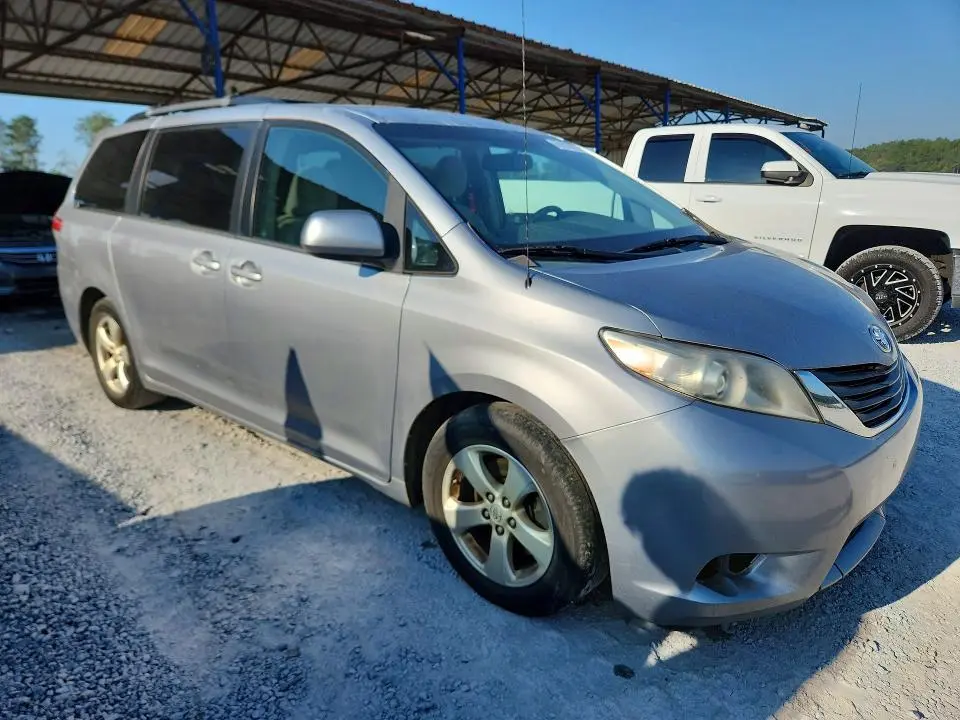 2013 TOYOTA SIENNA LE  