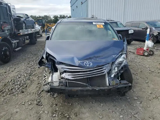 2017 TOYOTA SIENNA XLE