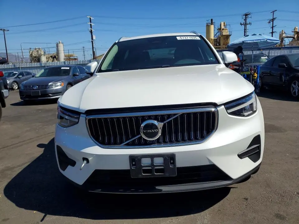 2025 VOLVO XC40 CORE  