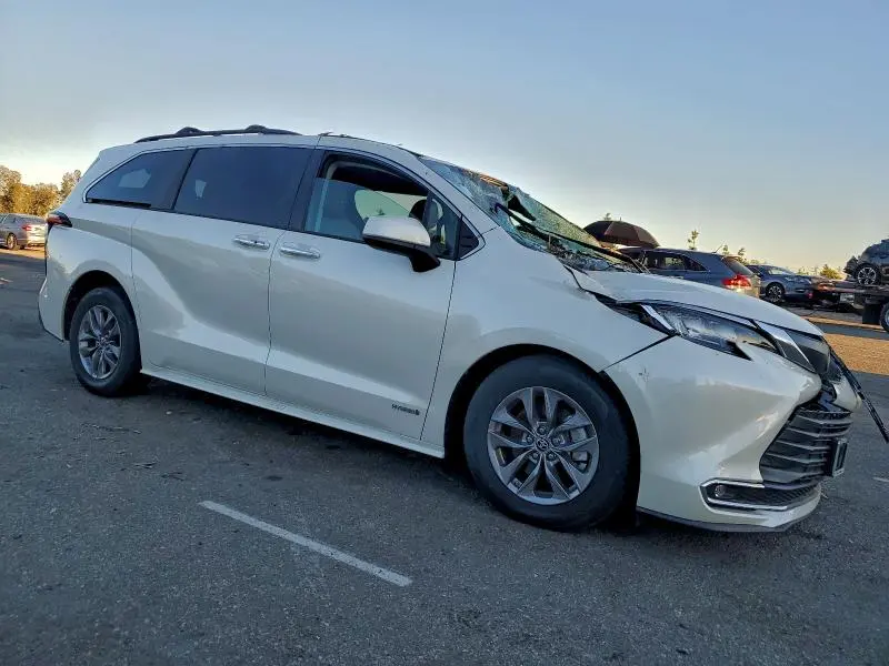 2021 TOYOTA SIENNA XLE  