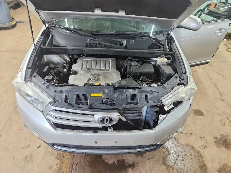 2012 TOYOTA HIGHLANDER SE  