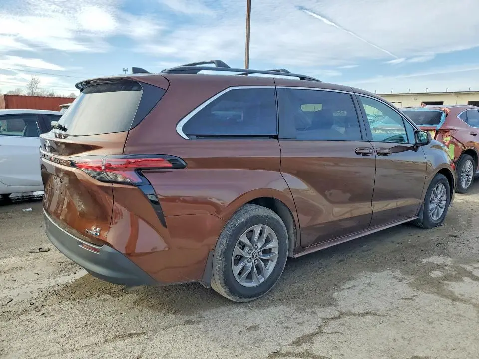 2022 TOYOTA SIENNA LE  