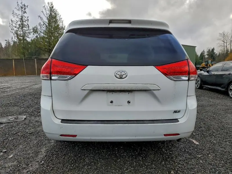 2012 TOYOTA SIENNA SE 8-PASSENGER  