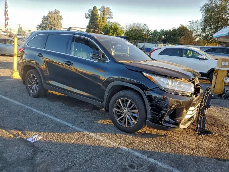 2019 TOYOTA HIGHLANDER SE  