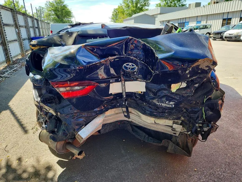 2022 TOYOTA CAMRY LE  