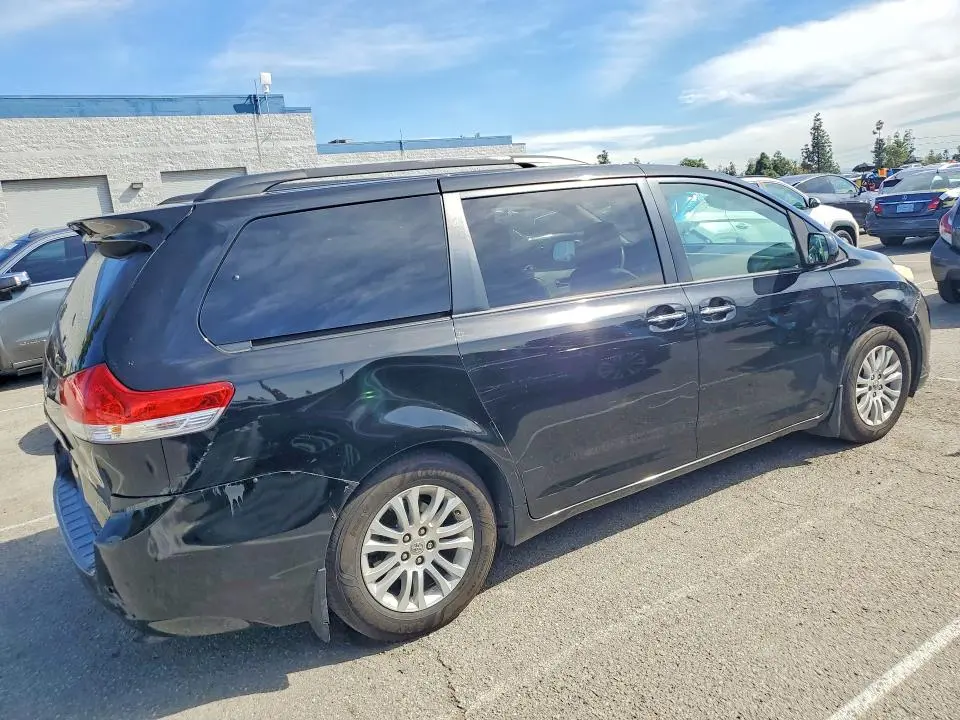 2011 TOYOTA SIENNA XLE  