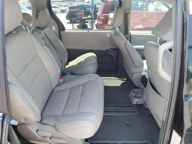 2019 TOYOTA SIENNA XLE  