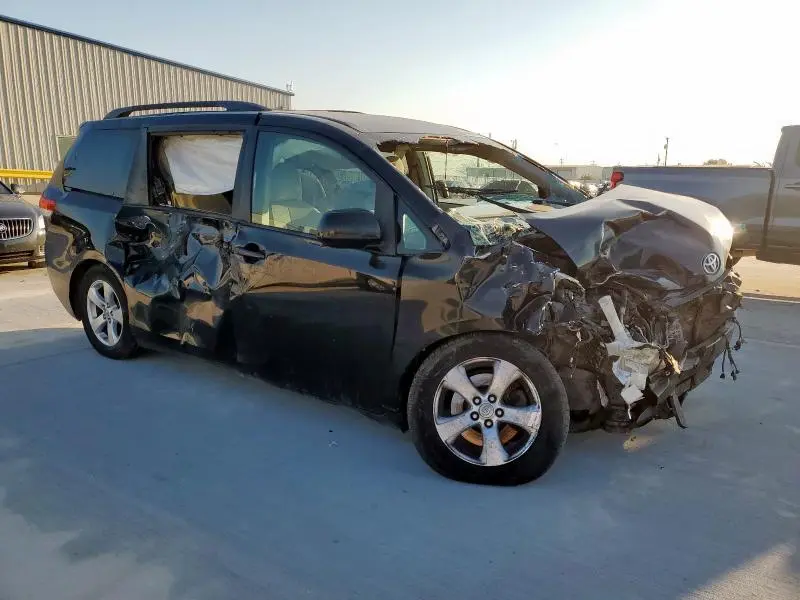 2014 TOYOTA SIENNA LE  