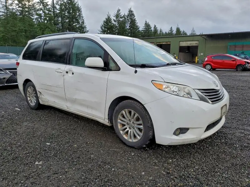 2012 TOYOTA SIENNA SE 8-PASSENGER  
