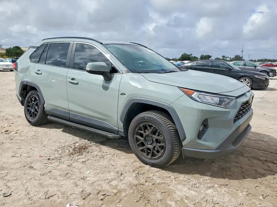 2021 TOYOTA RAV4 XLE  