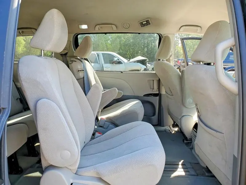 2013 TOYOTA SIENNA LE 8-PASSENGER  