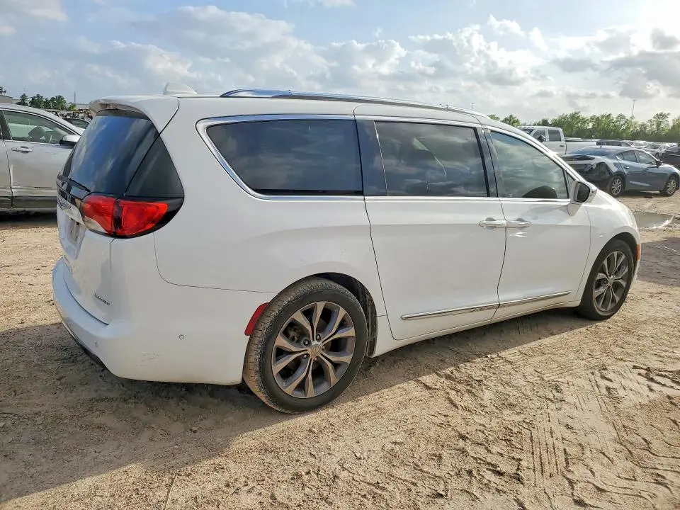 2017 CHRYSLER PACIFICA LIMITED  