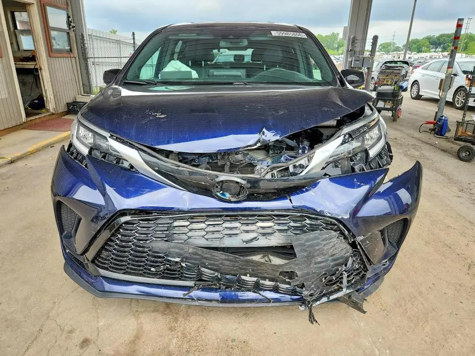 2021 TOYOTA SIENNA XSE  