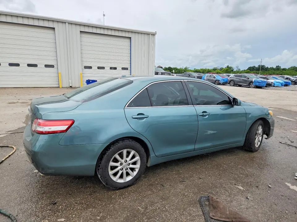 2011 TOYOTA CAMRY XLE V6  