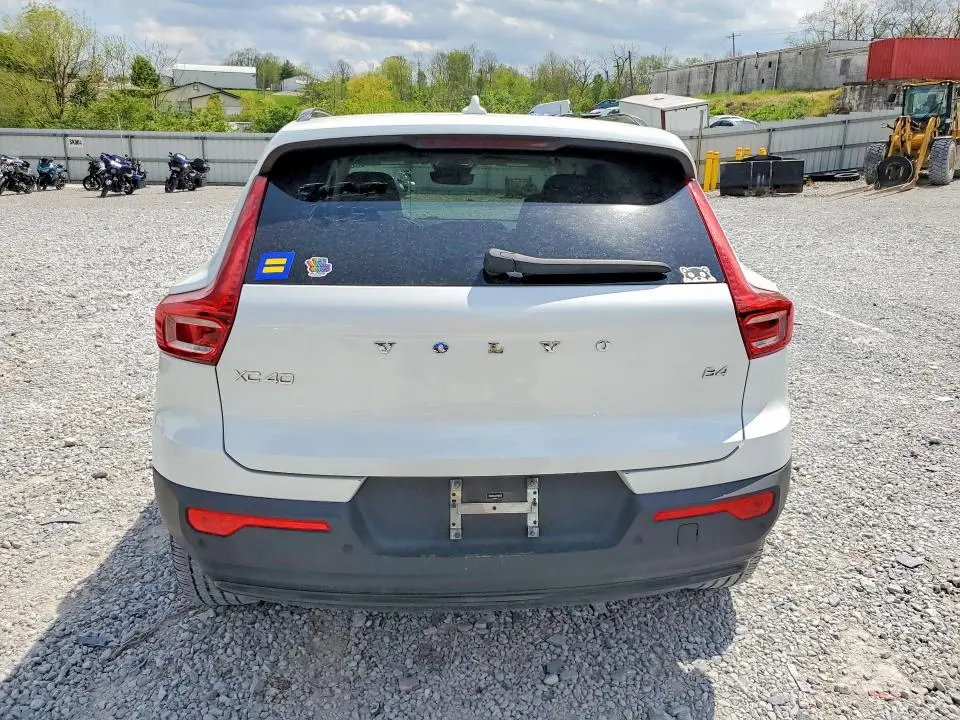2023 VOLVO XC40 PLUS  