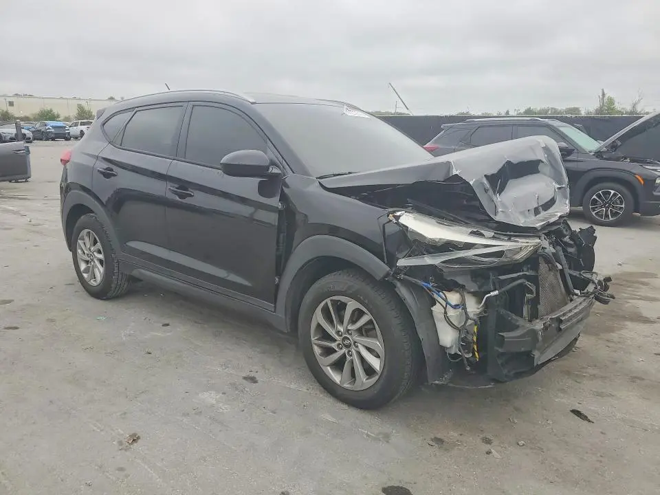 2016 HYUNDAI TUCSON SE  