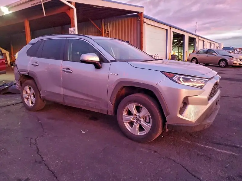 2021 TOYOTA RAV4 XLE  