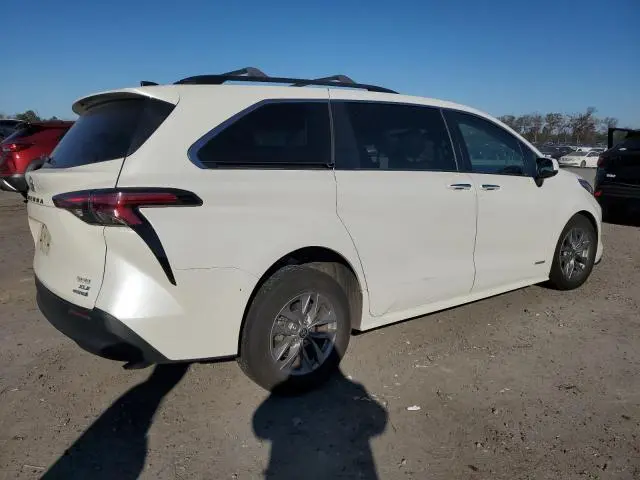 2021 TOYOTA SIENNA XLE  
