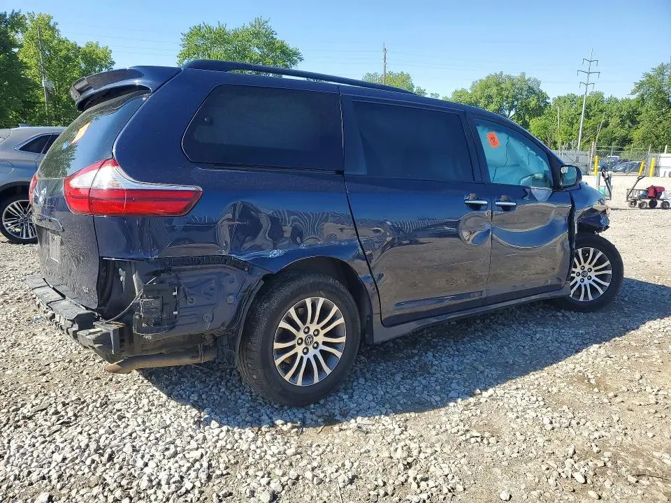 2018 TOYOTA SIENNA XLE 8-PASSENGER  