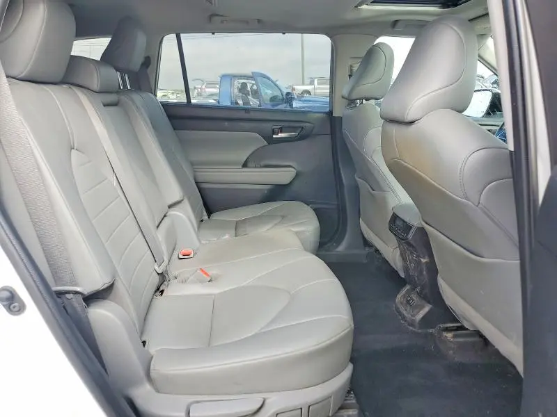 2021 TOYOTA HIGHLANDER XLE  