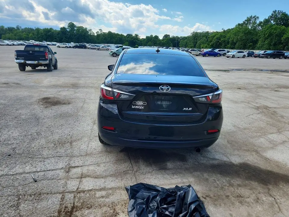 2019 TOYOTA YARIS XLE  