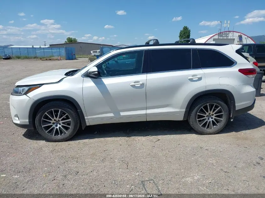 2017 TOYOTA HIGHLANDER SE