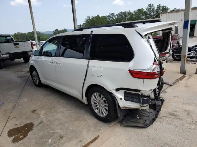 2017 TOYOTA SIENNA XLE  