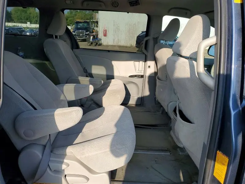 2014 TOYOTA SIENNA LE  