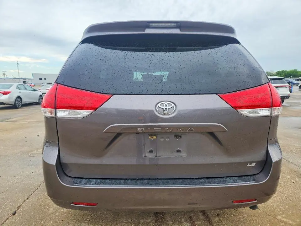 2013 TOYOTA SIENNA LE 8-PASSENGER  