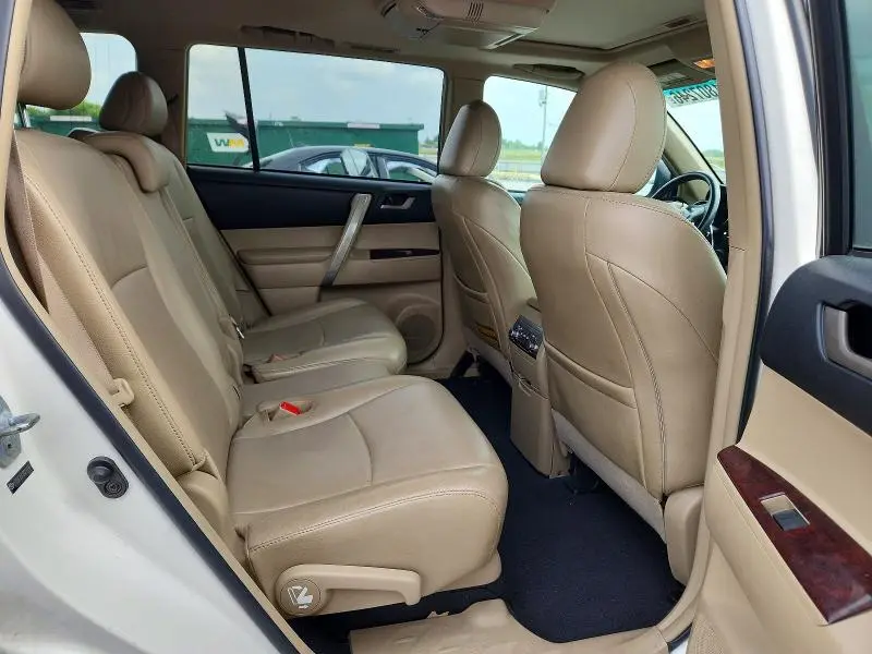 2011 TOYOTA HIGHLANDER SE  