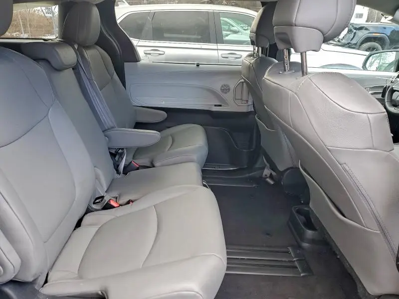 2025 TOYOTA SIENNA XLE  