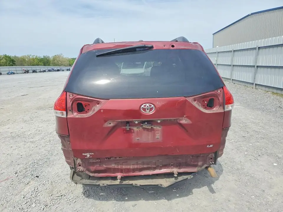 2013 TOYOTA SIENNA LE 8-PASSENGER  